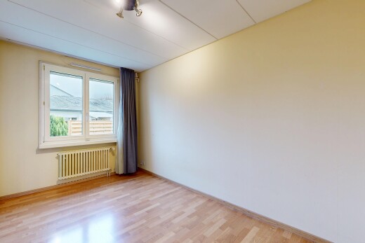 pièce vide avec drywall, cloison sèche, inside property, radiateur, et natural light