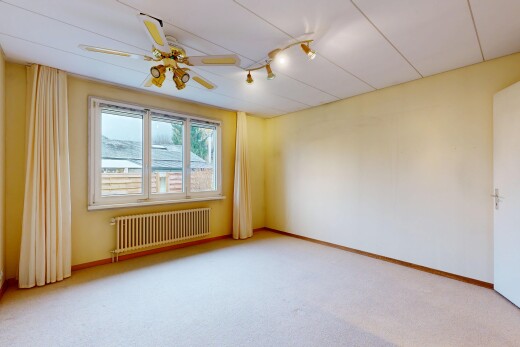pièce vide avec radiateur, cloison sèche, drywall, lumière naturelle, et natural light