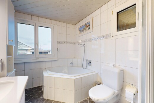 salle de bains avec tile wall, mur en carrelage, salle de bain complète, inside property, et toilette