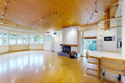 salle à manger avec track lighting, éclairage sur rail, wood ceiling, plafond en bois, et parquet floor