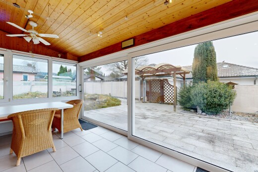 terrasse avec clôture, véranda, ventilateur de plafond, overcast, et coin repas extérieur