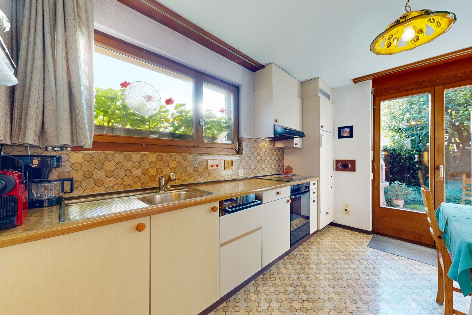 cuisine avec plans de travail, backsplash, dosseret, drywall, et cloison sèche