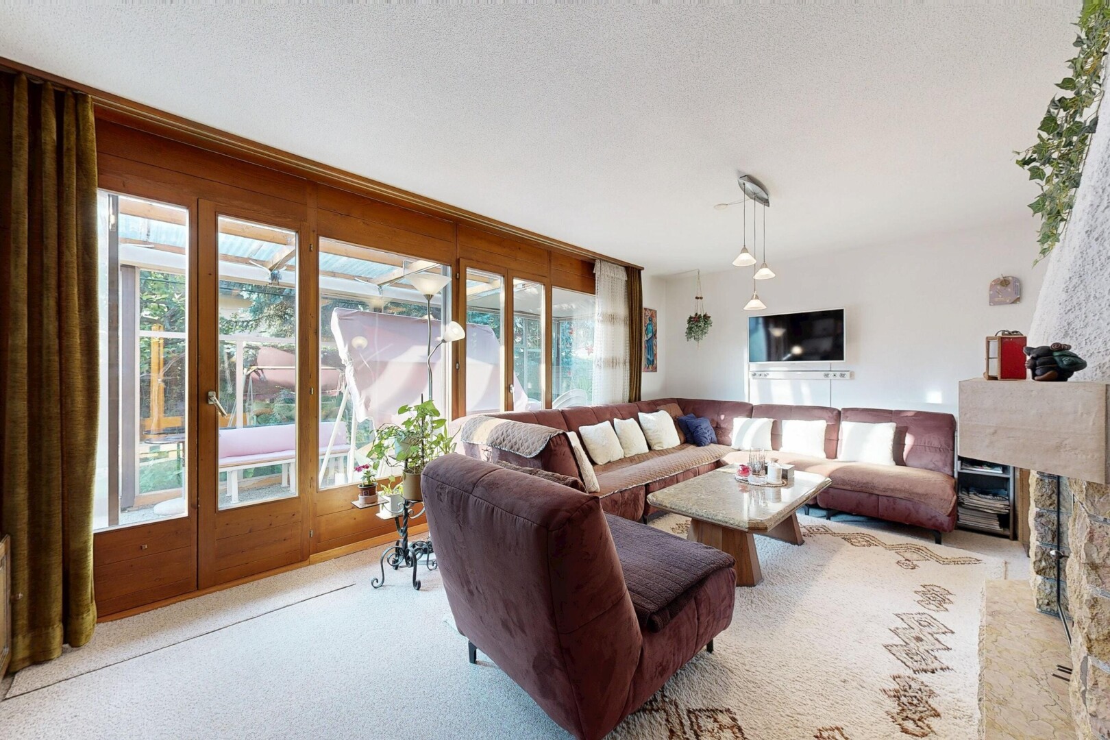 salon avec inside property, natural light, lumière naturelle, carpet, et moquette