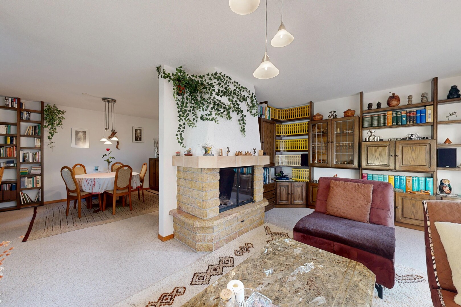 salon / salle à manger avec inside property, drywall, cloison sèche, carpet, et moquette