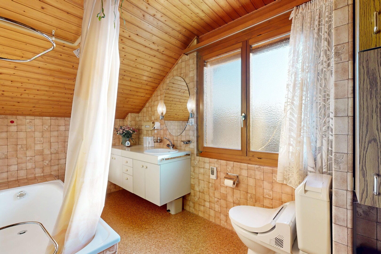 salle de bains avec lumière naturelle, natural light, salle de bain complète, mur en carrelage, et tile wall