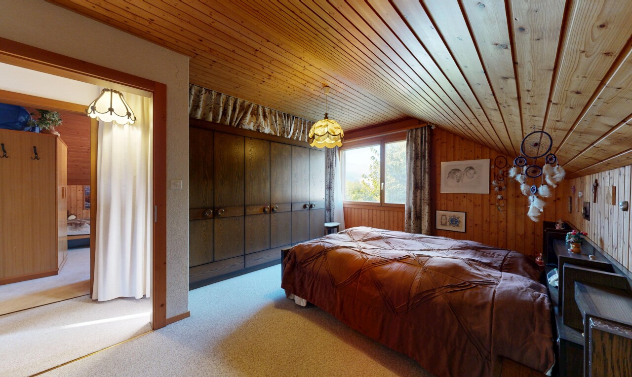 chambre avec carpet, moquette, natural light, lumière naturelle, et inside property