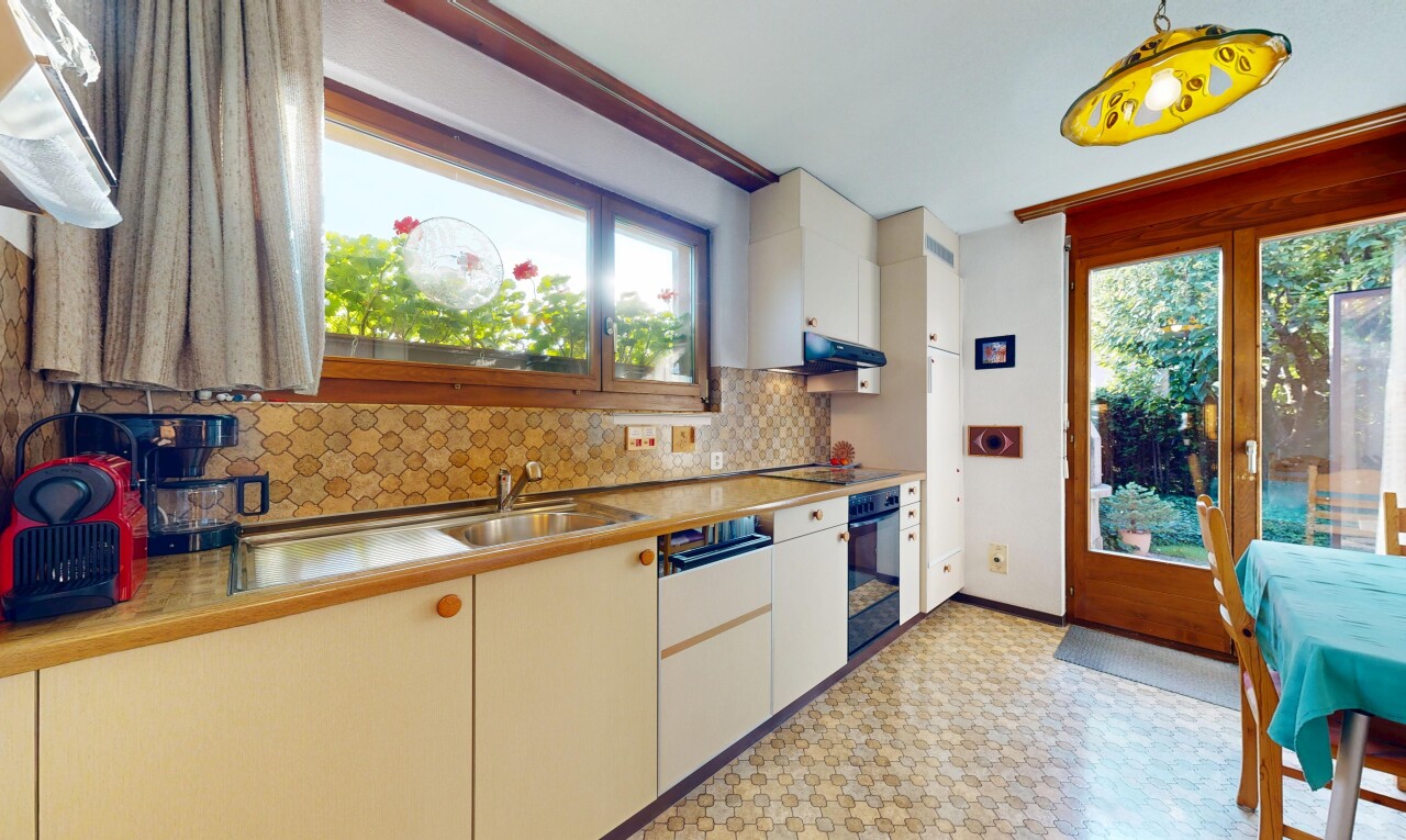 cuisine avec plans de travail, backsplash, dosseret, drywall, et cloison sèche