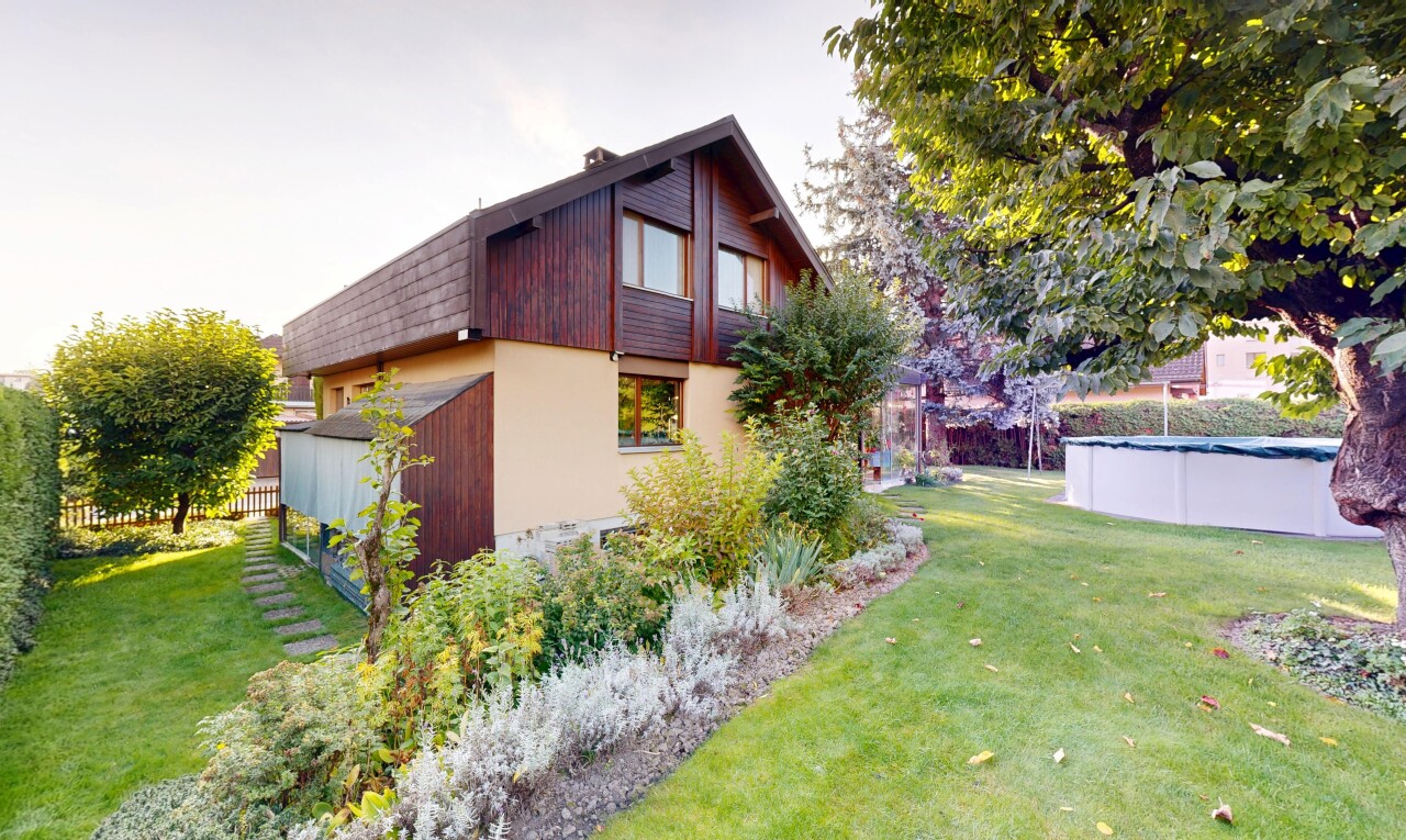 façade avec pelouse, bardage vertical, property visible, bardage en bois, et overcast