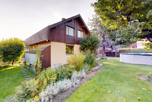 außenansicht mit rasen, vertikale verkleidung, property visible, holzverkleidung, und overcast