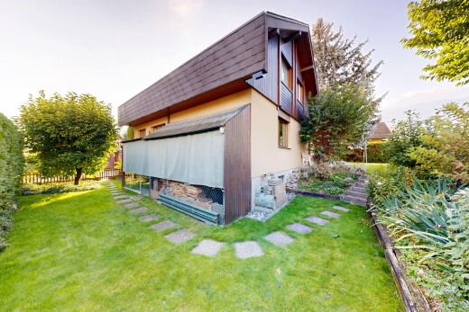 façade avec bardage vertical, pelouse, property visible, et clôture