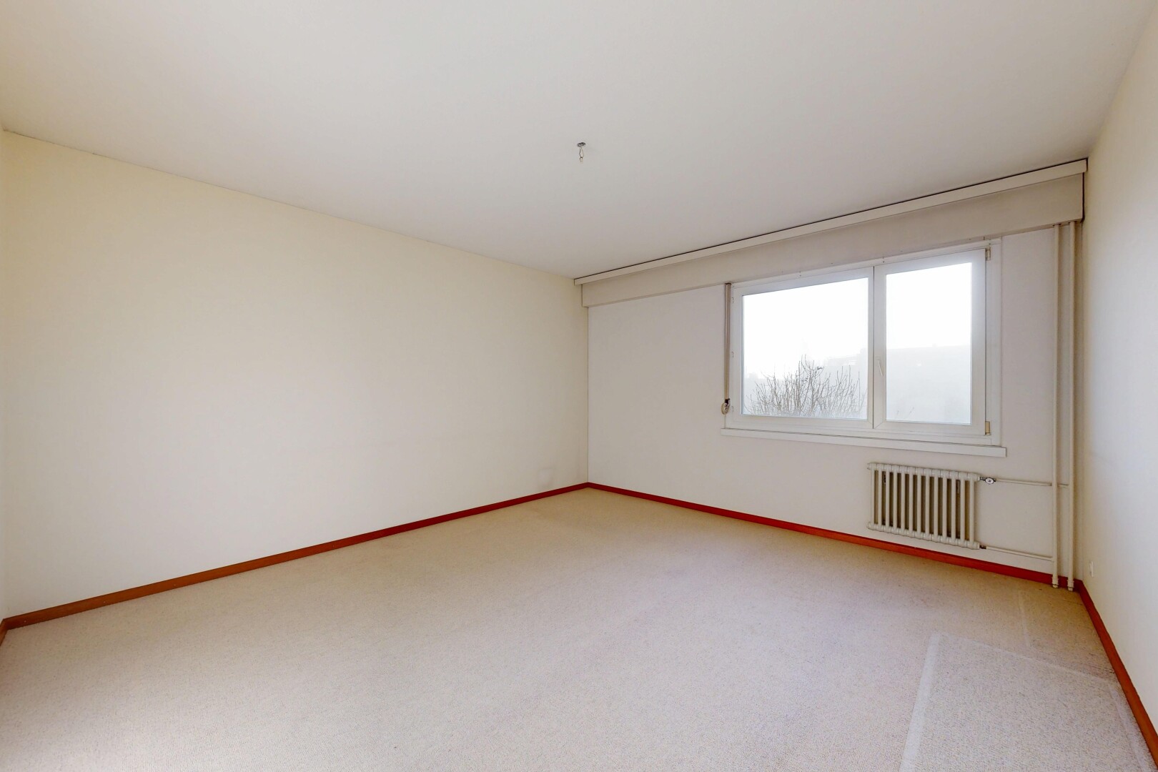 pièce vide avec moquette, carpet, lumière naturelle, natural light, et cloison sèche