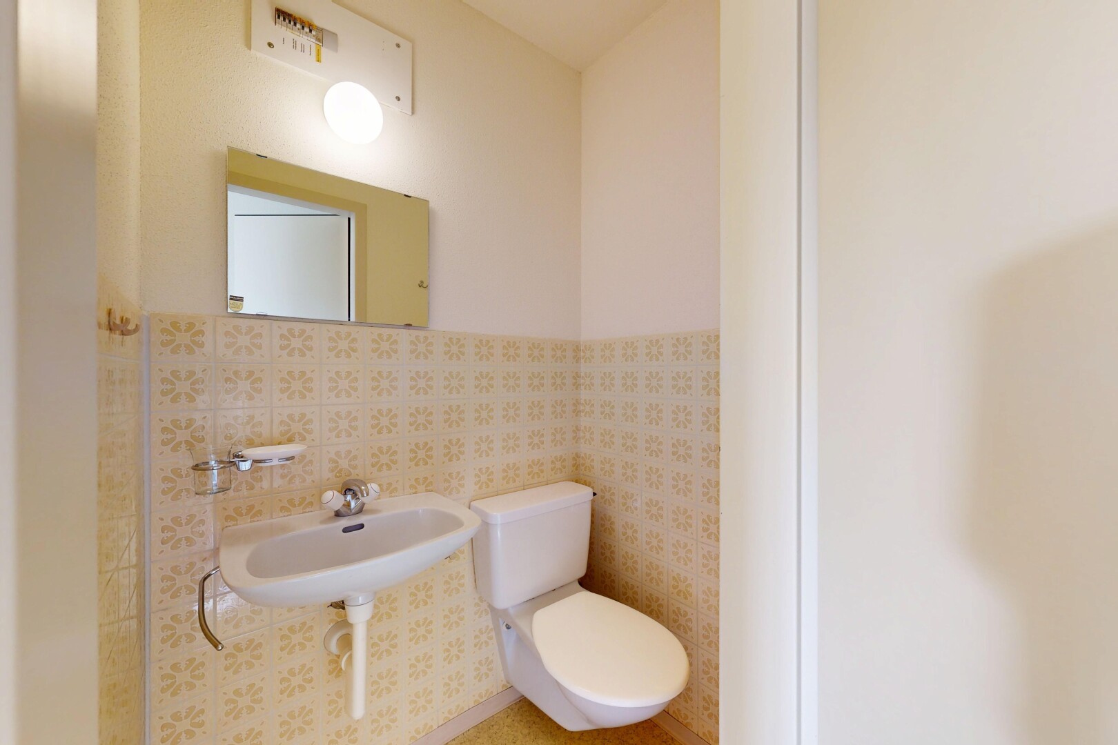 salle de bains avec miroir, toilette, inside property, évier, et cloison sèche