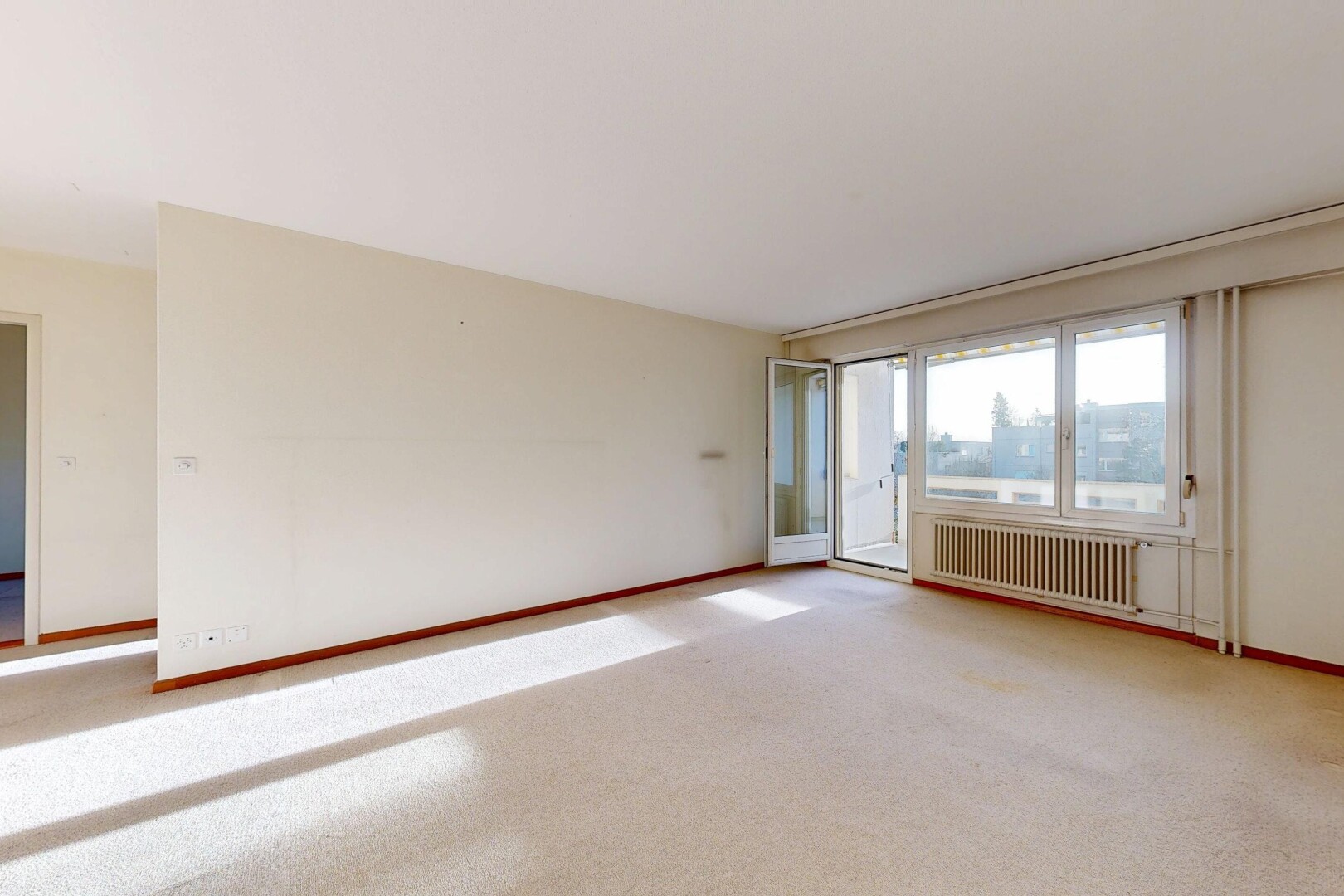 pièce vide avec inside property, moquette, carpet, radiateur, et lumière naturelle