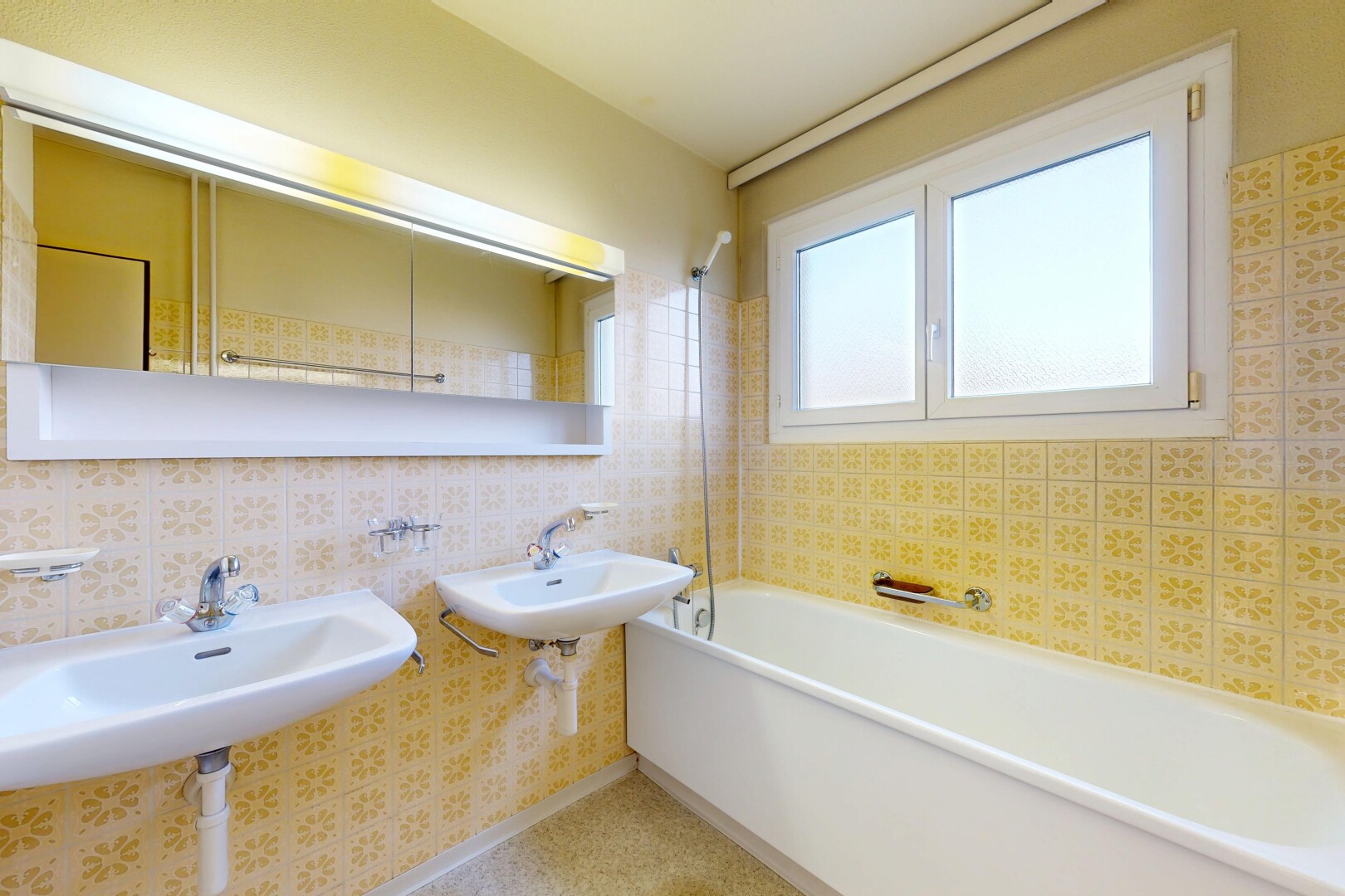 salle de bains avec douche-bain combinés, salle de bain complète, inside property, mur en carrelage, et tile wall