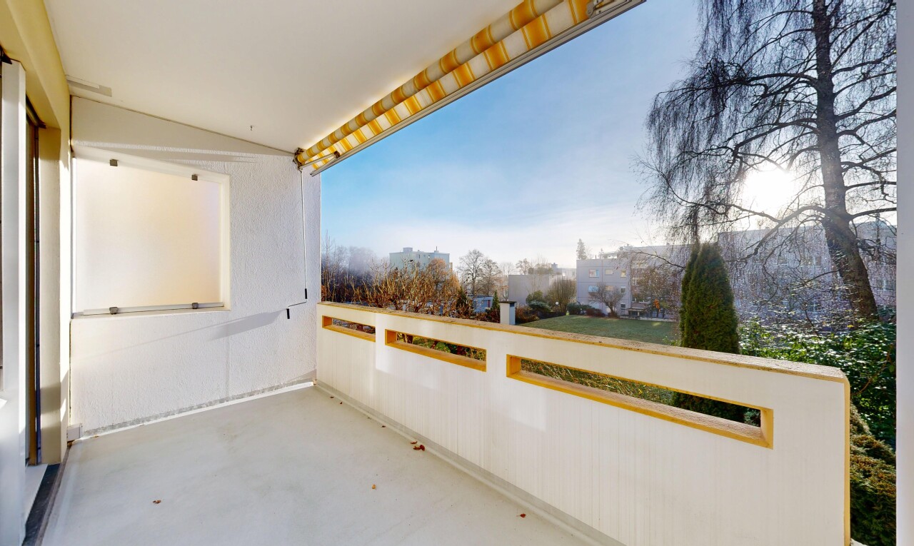 terrasse avec balcon et from property