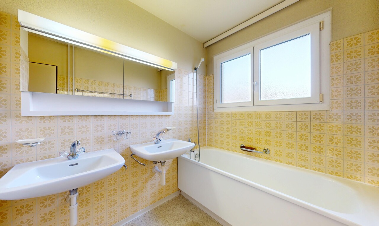salle de bains avec douche-bain combinés, salle de bain complète, inside property, mur en carrelage, et tile wall