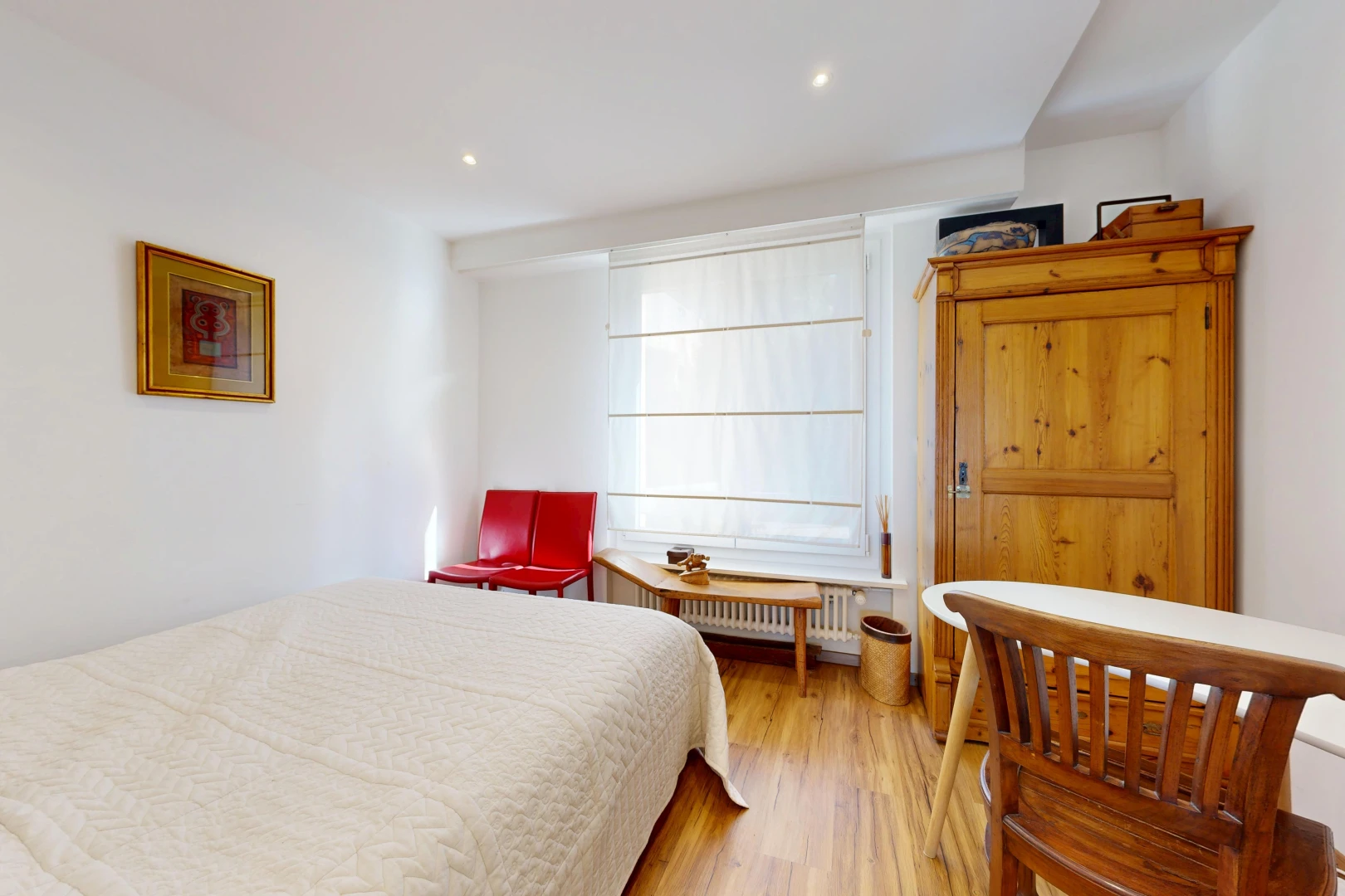 chambre avec éclairage encastré, cloison sèche, drywall, sol en finition bois, et wood finish floor