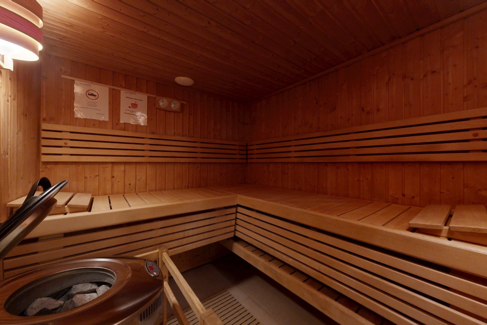 détails avec misc room, sauna, plafond en bois, wood ceiling, et high end ceiling