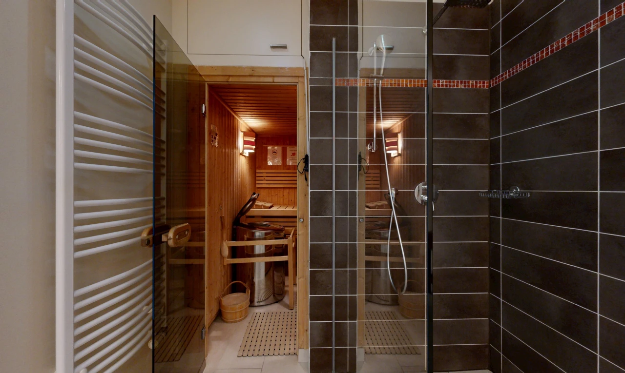 salle de bains avec douche, salle de bain complète, sauna, chauffe-serviettes, et tile floor