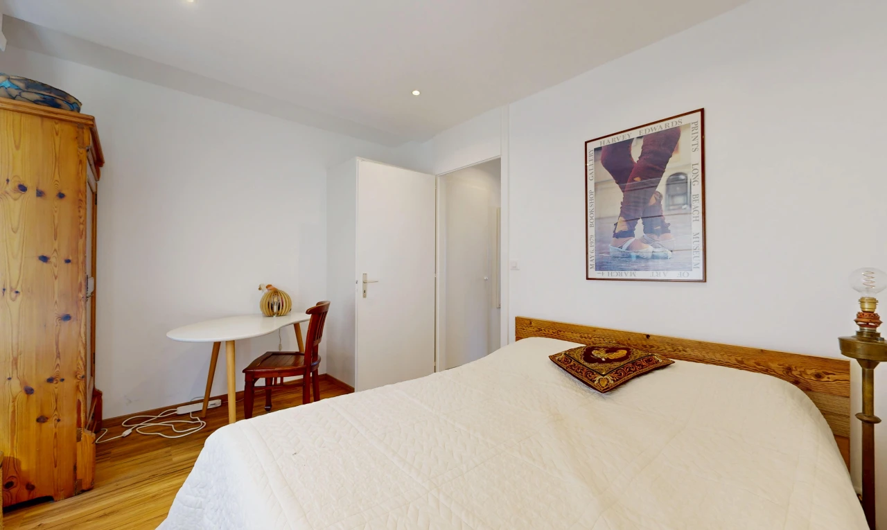 chambre avec éclairage encastré, cloison sèche, drywall, sol en finition bois, et wood finish floor