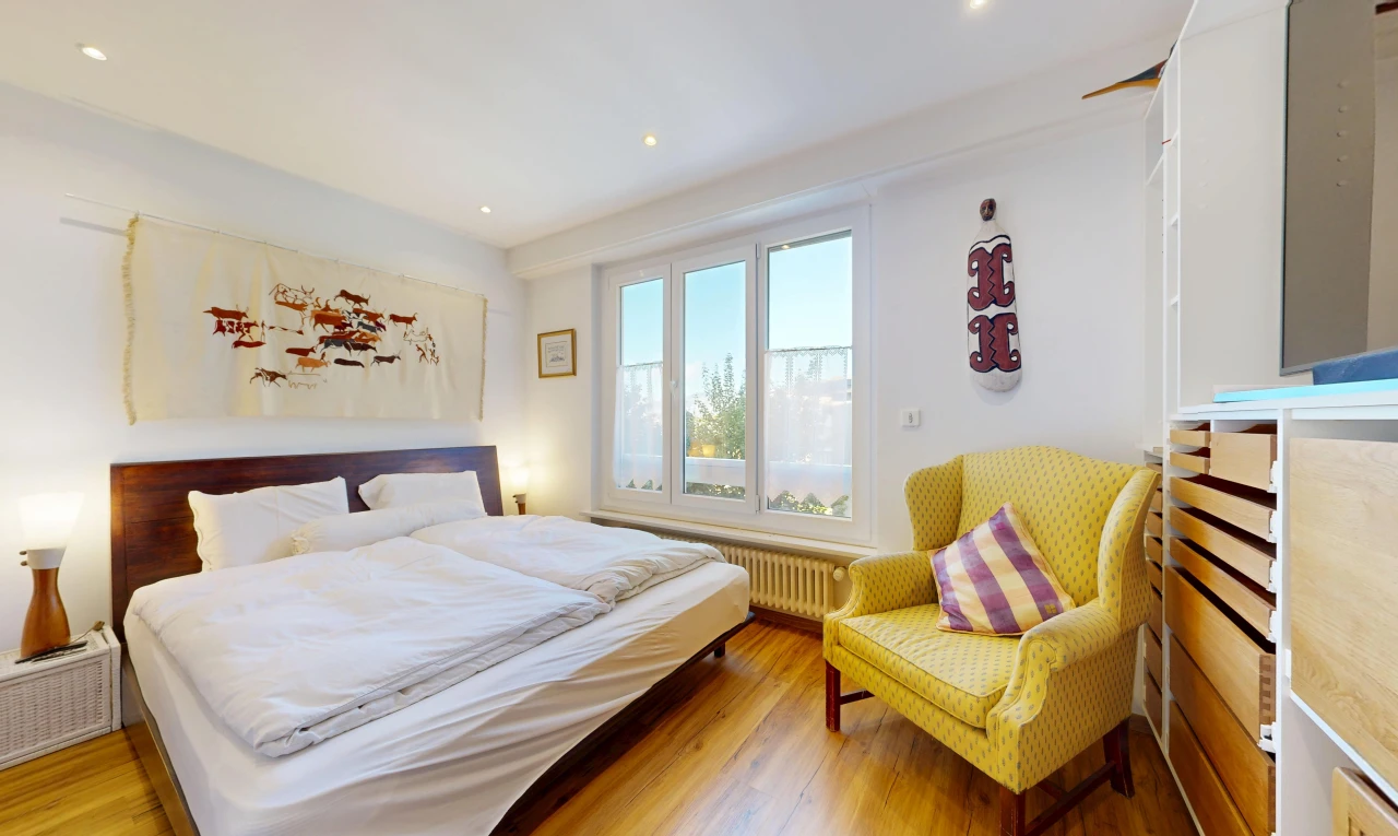 chambre avec sol en finition bois, wood finish floor, éclairage encastré, cloison sèche, et drywall