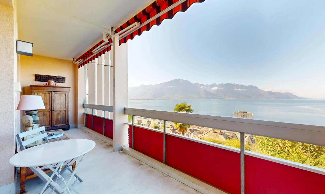 balcon avec vue sur la montagne, mountain view, balcon, view focus, et vue sur l'eau