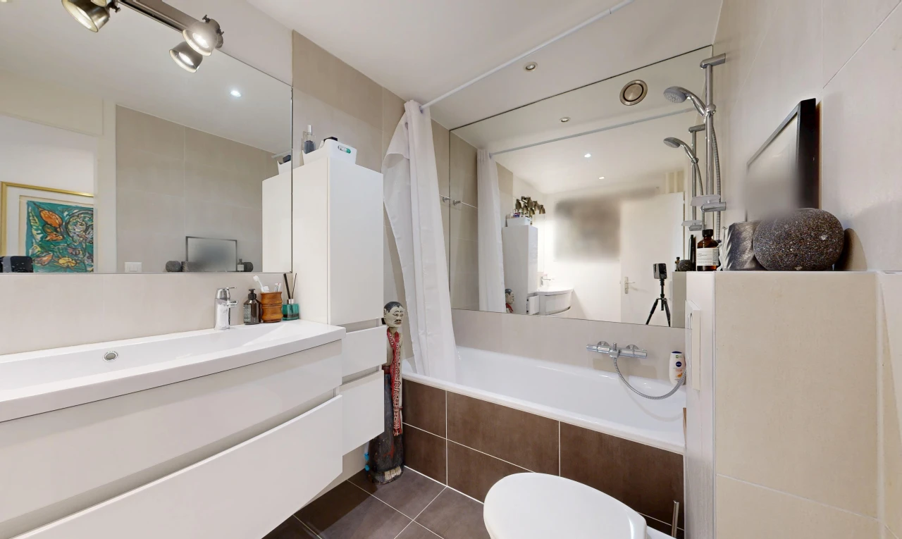 salle de bains avec salle de bain complète, lavabo (ou coiffeuse selon le contexte), douche-bain combinés, sol en carrelage, et tile floor