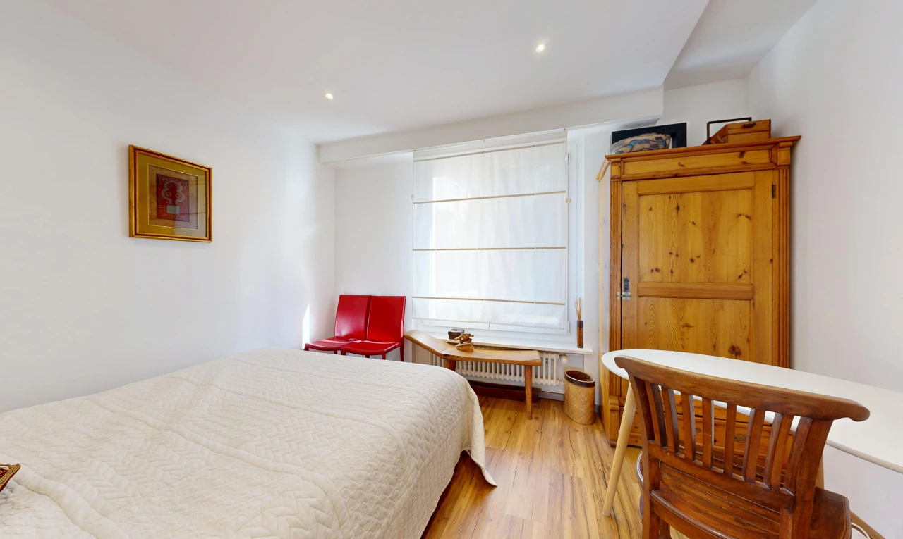 chambre avec éclairage encastré, cloison sèche, drywall, sol en finition bois, et wood finish floor