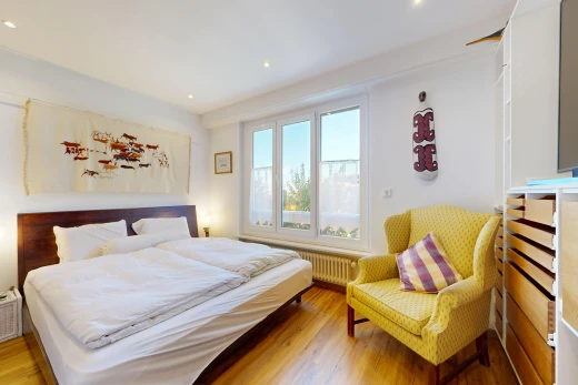 chambre avec sol en finition bois, wood finish floor, éclairage encastré, cloison sèche, et drywall