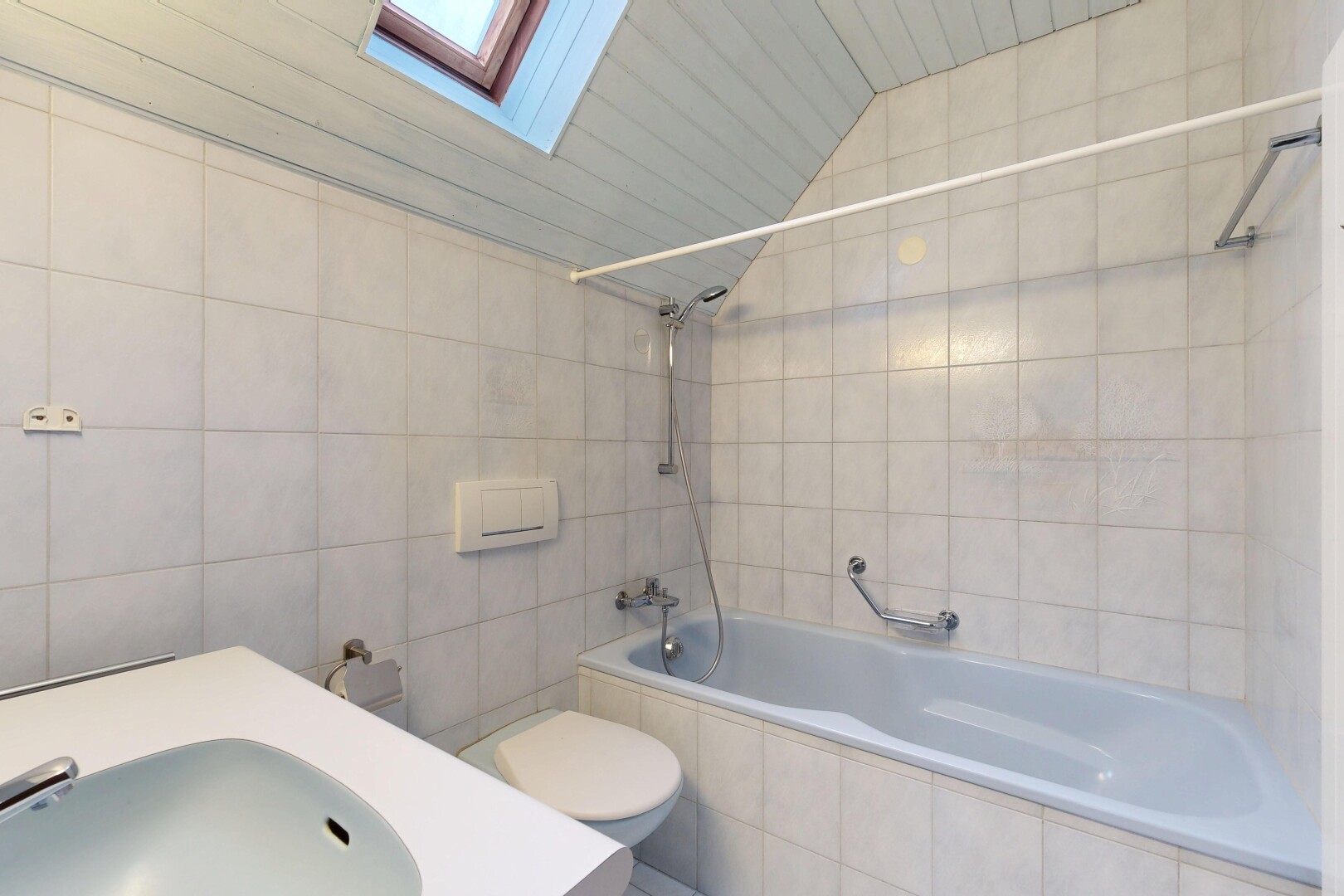bad mit dachfenster, dachschräge, vaulted ceiling, fliesenwand, und tile wall