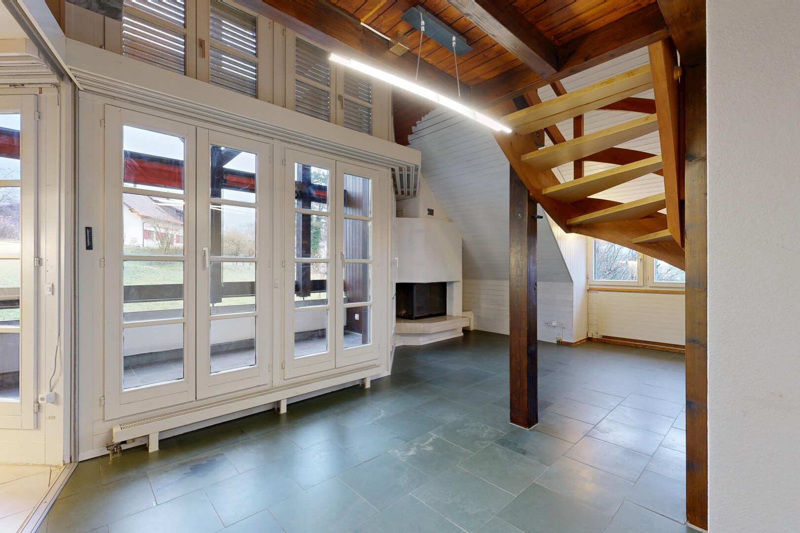 leerer raum mit dachschräge, vaulted ceiling, balkendecke, beamed ceiling, und natürliches licht