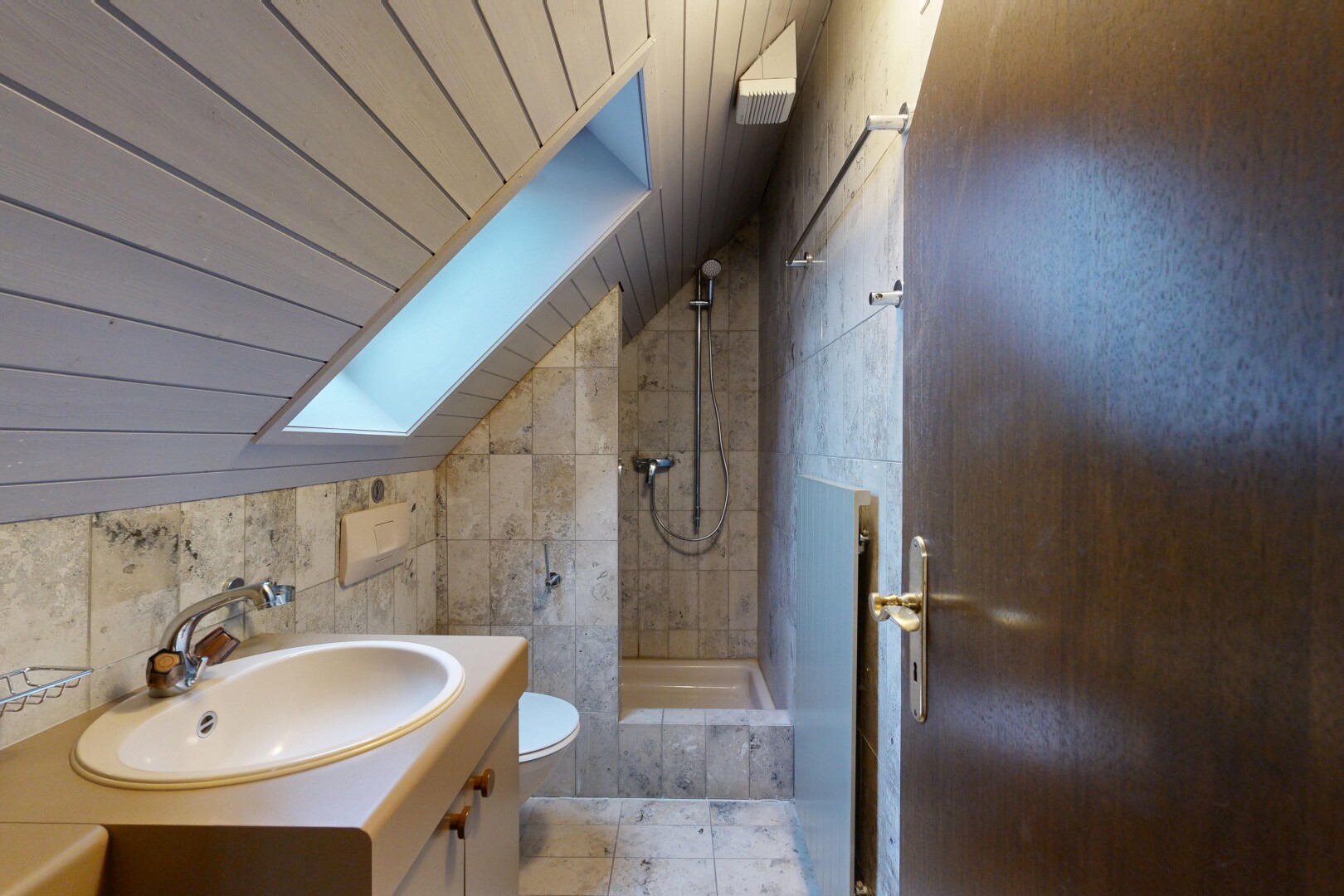 bad mit dachschräge, vaulted ceiling, fliesenwand, tile wall, und komplettes badezimmer