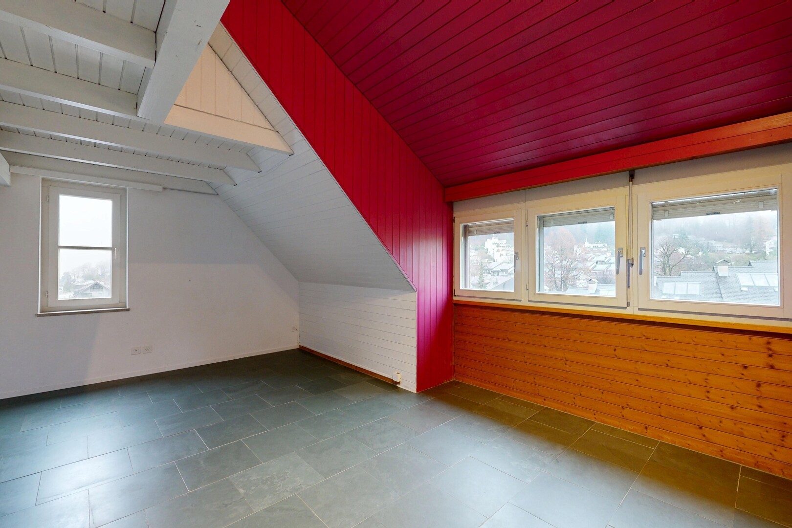 leerer raum mit dachschräge, vaulted ceiling, inside property, natürliches licht, und natural light