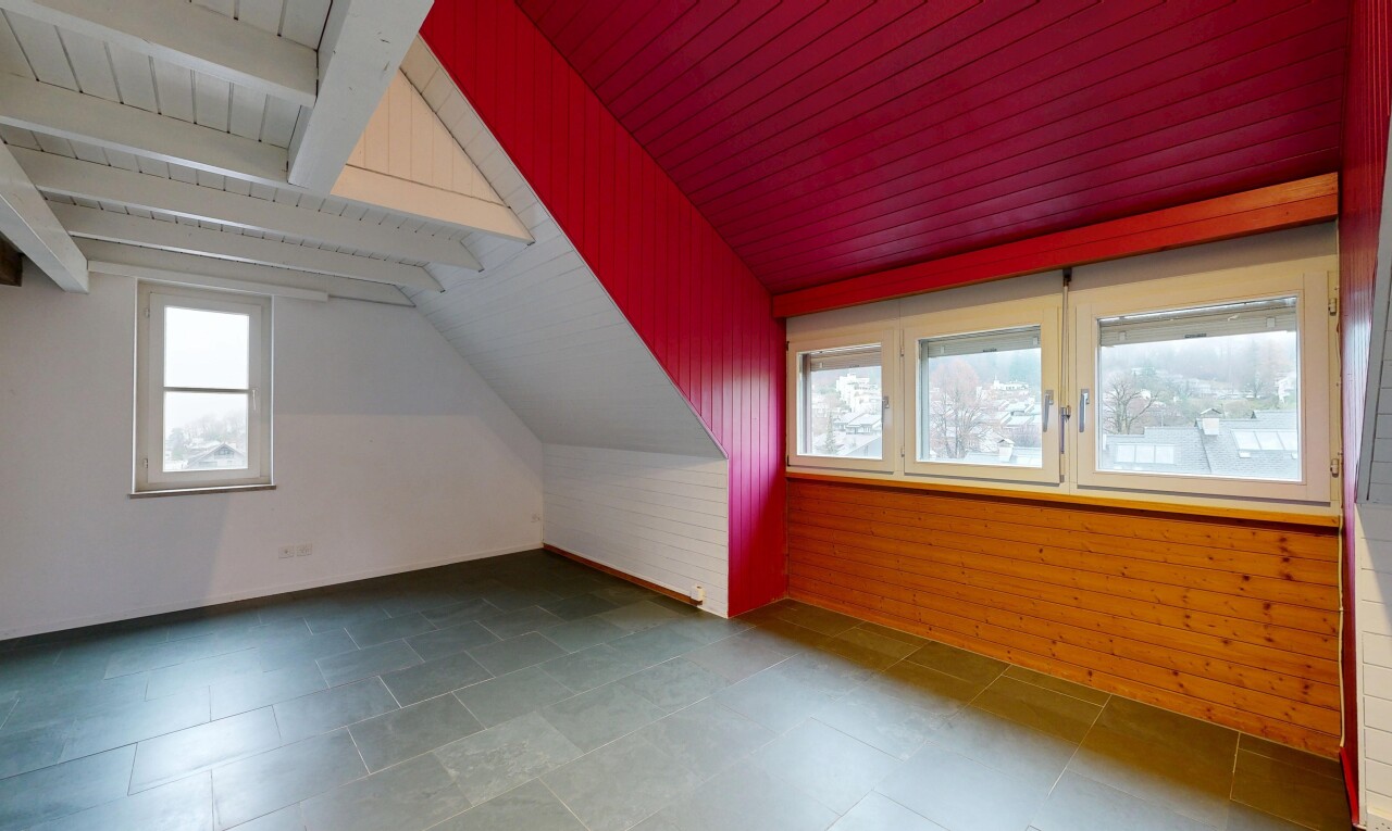 leerer raum mit dachschräge, vaulted ceiling, inside property, natürliches licht, und natural light