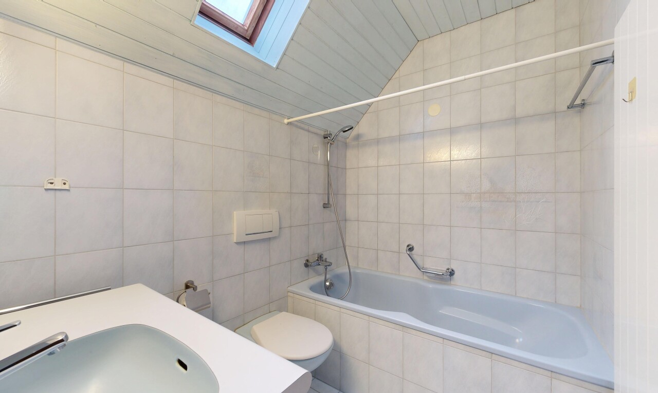 bad mit dachfenster, dachschräge, vaulted ceiling, fliesenwand, und tile wall