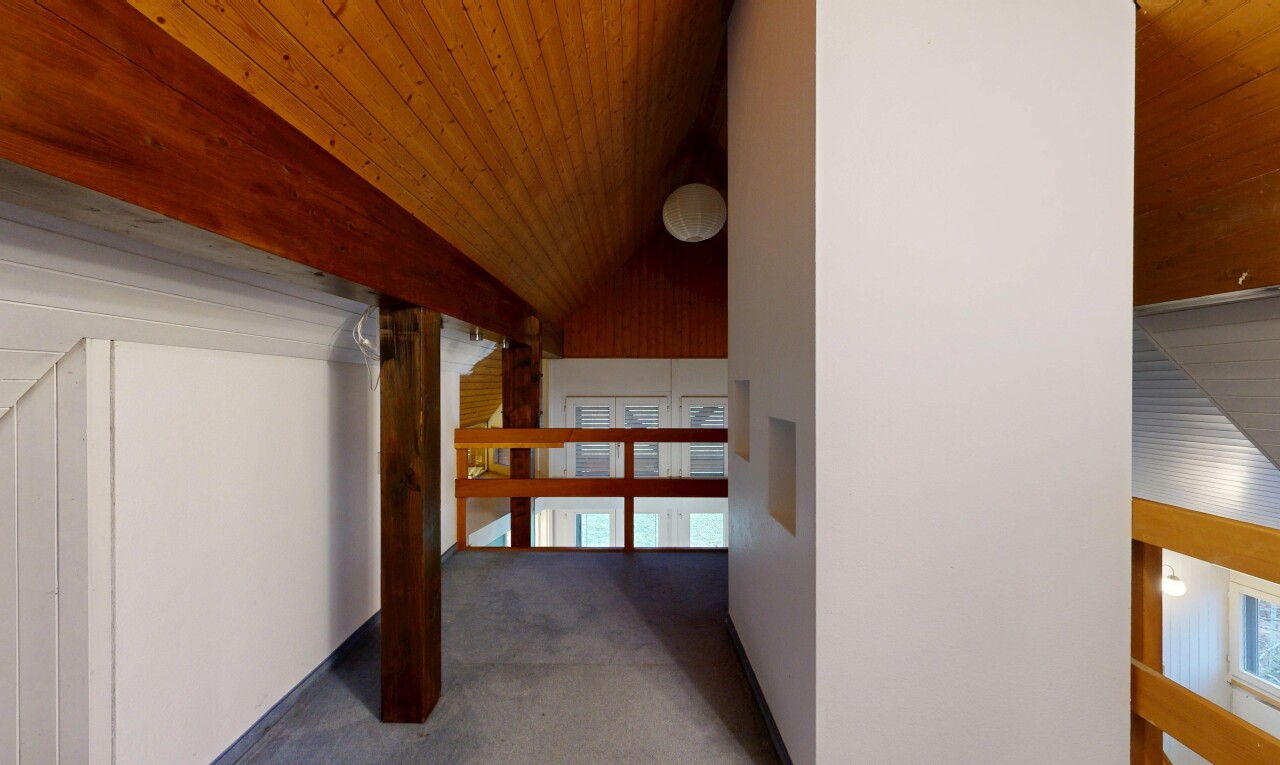 halle / korridor mit holzdecke, wood ceiling, inside property, dachschräge, und vaulted ceiling