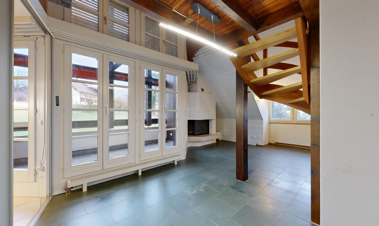leerer raum mit dachschräge, vaulted ceiling, balkendecke, beamed ceiling, und natürliches licht