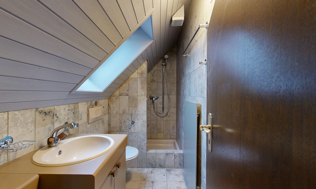 bad mit dachschräge, vaulted ceiling, fliesenwand, tile wall, und komplettes badezimmer
