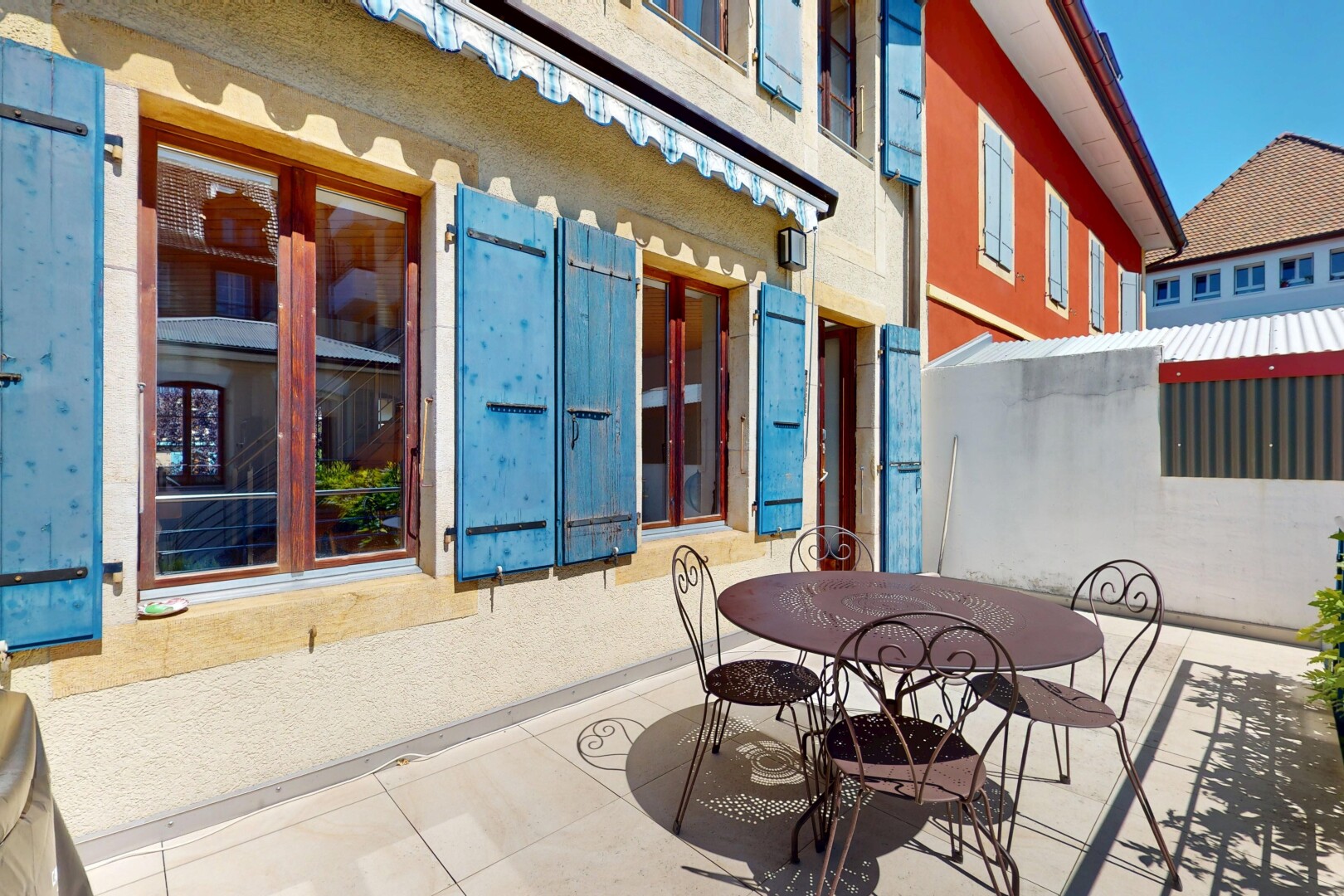 terrasse avec auvent, property visible, terrasse, et coin repas extérieur