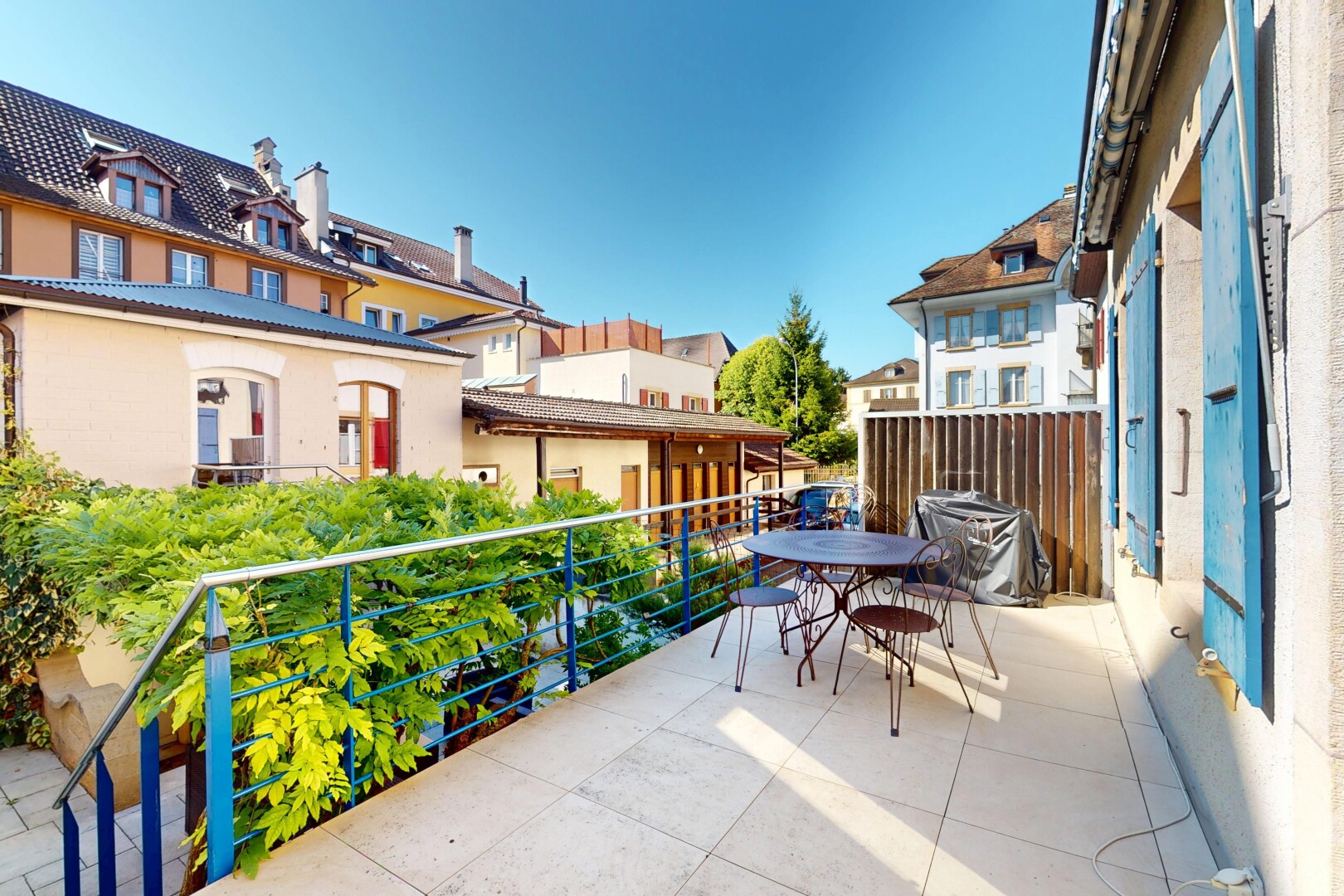 balcon avec day time, coin repas extérieur, balcon, vue résidentielle, et residential view