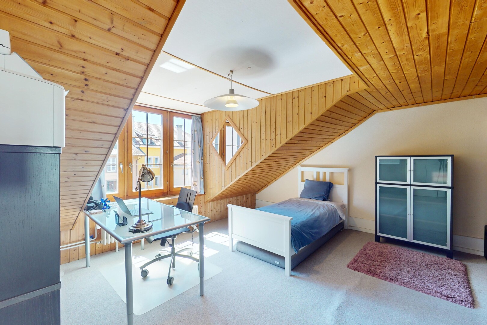 salon / salle à manger avec wood wall, mur en bois, pièce supplémentaire, wood ceiling, et plafond en bois