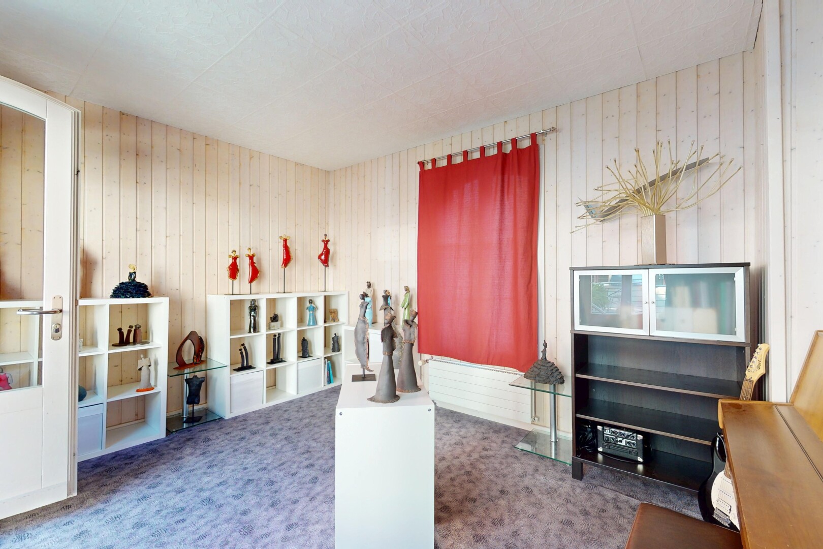salon avec inside property, virtually staged, carpet, moquette, et wood wall