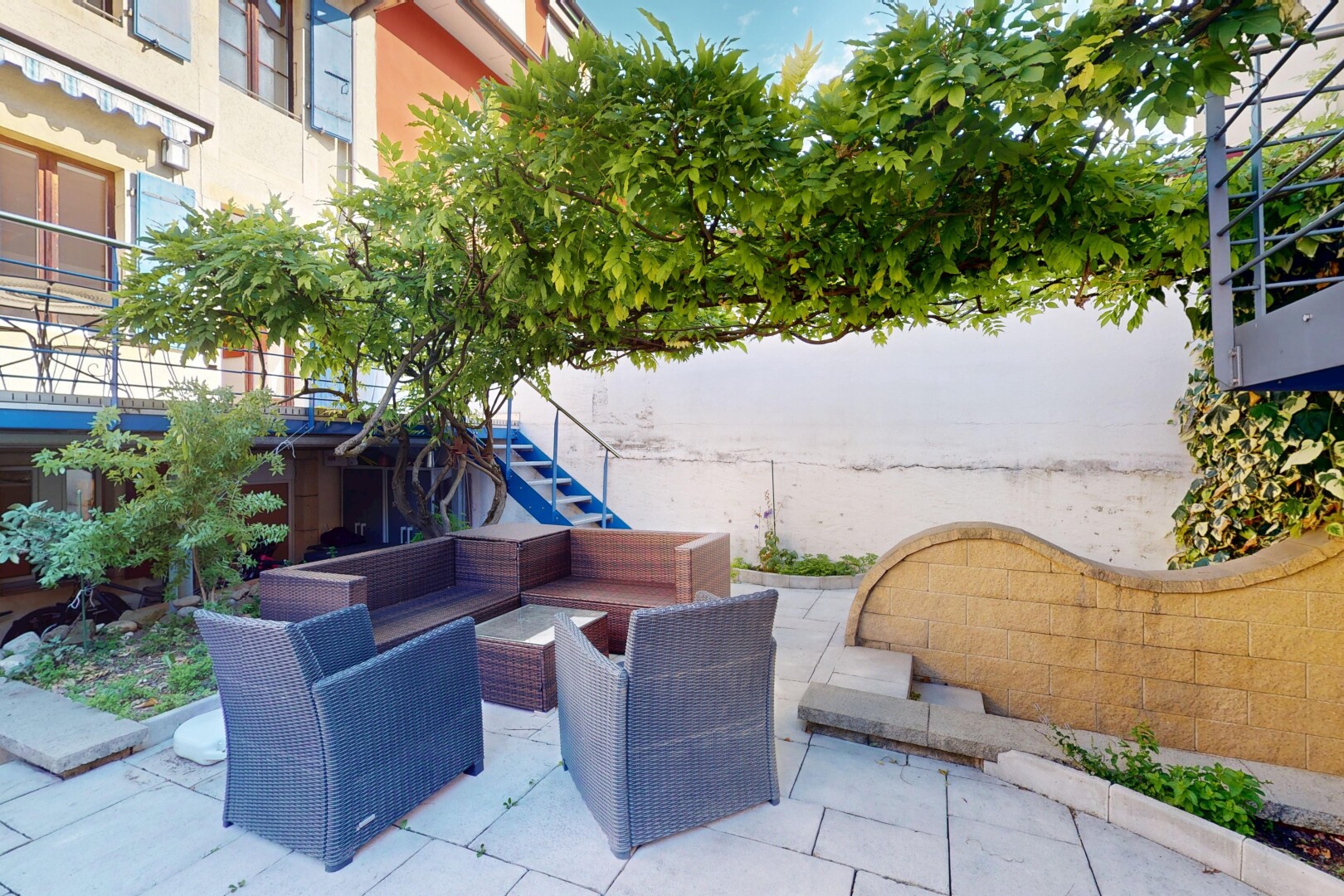 terrasse avec espace de vie extérieur, terrasse, et day time