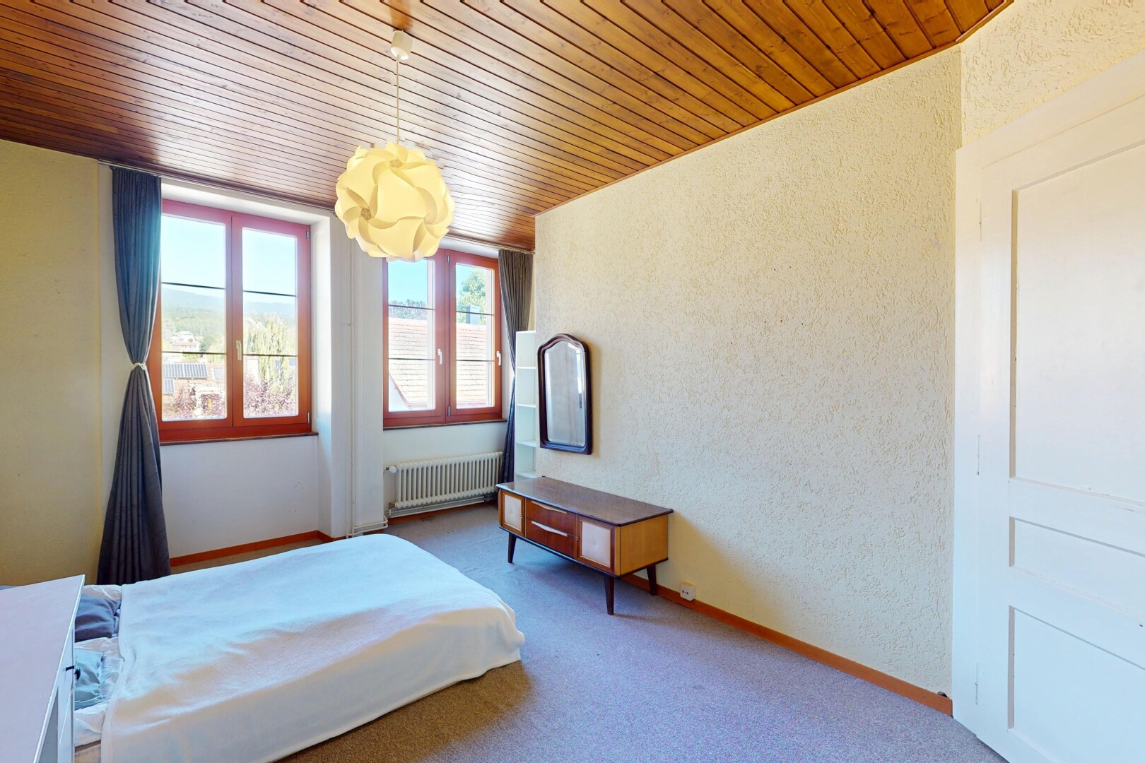 chambre avec carpet, moquette, natural light, lumière naturelle, et inside property
