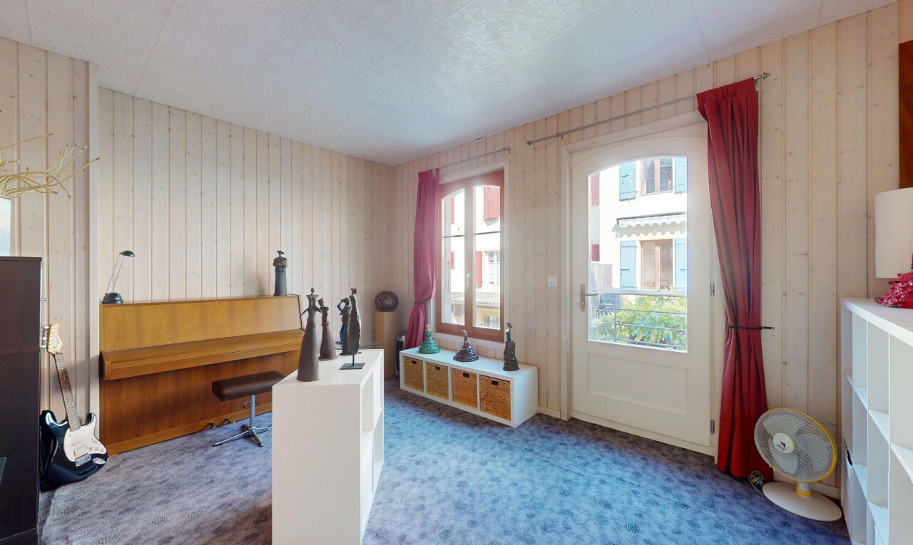 espace intérieur avec inside property, moquette, carpet, lumière naturelle, et natural light