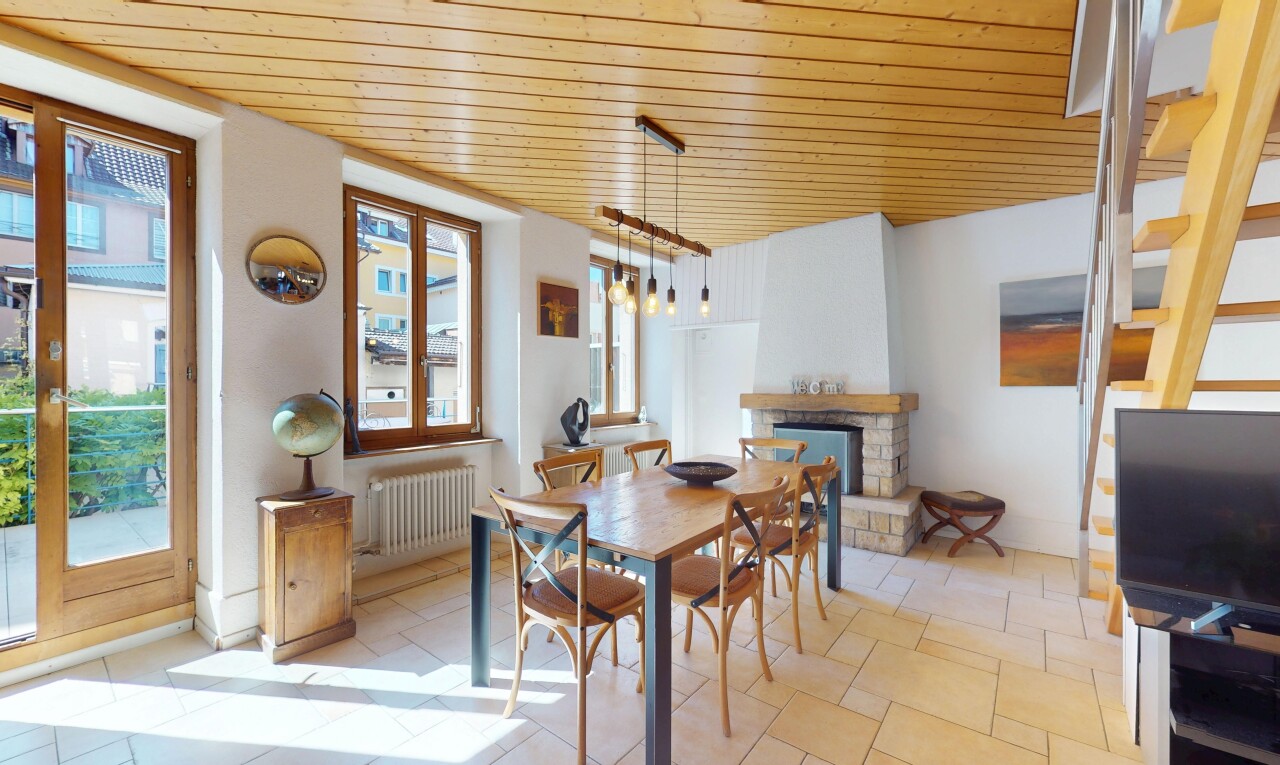 salle à manger avec inside property, natural light, lumière naturelle, radiateur, et drywall