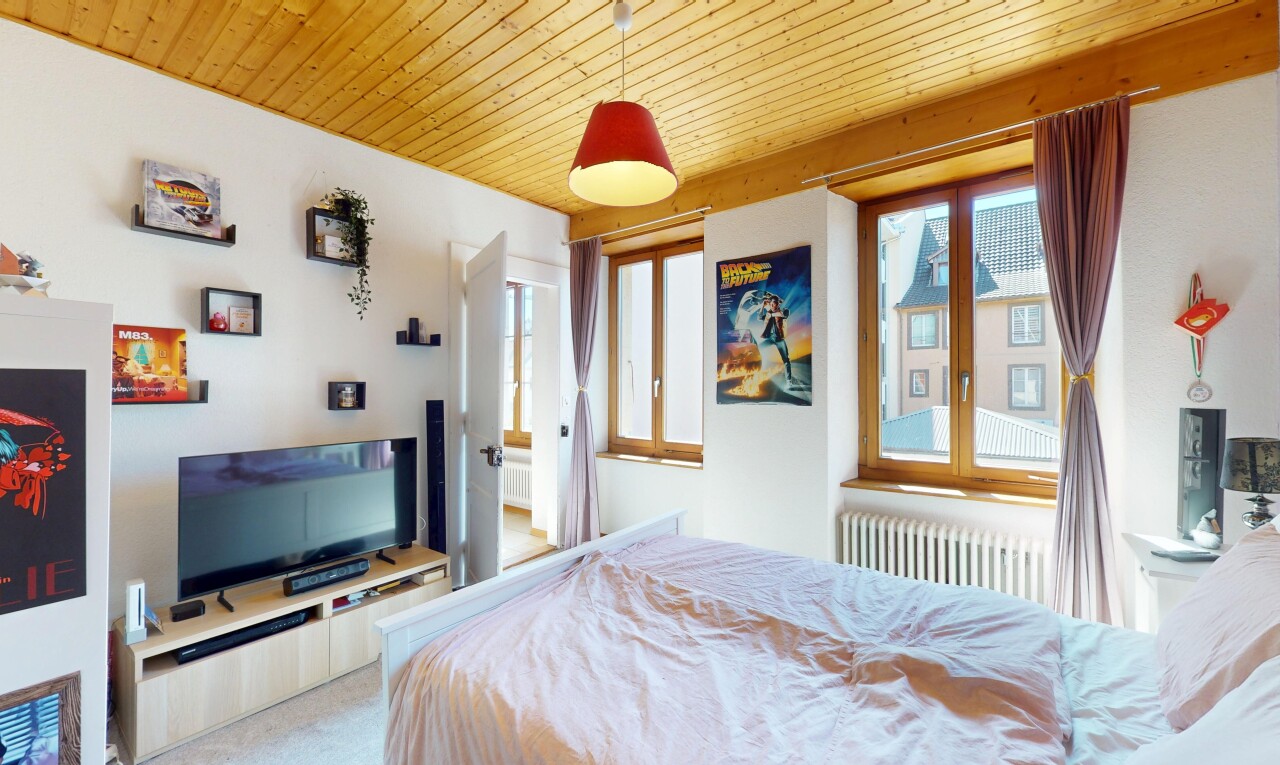 chambre avec télévision, inside property, natural light, lumière naturelle, et drywall