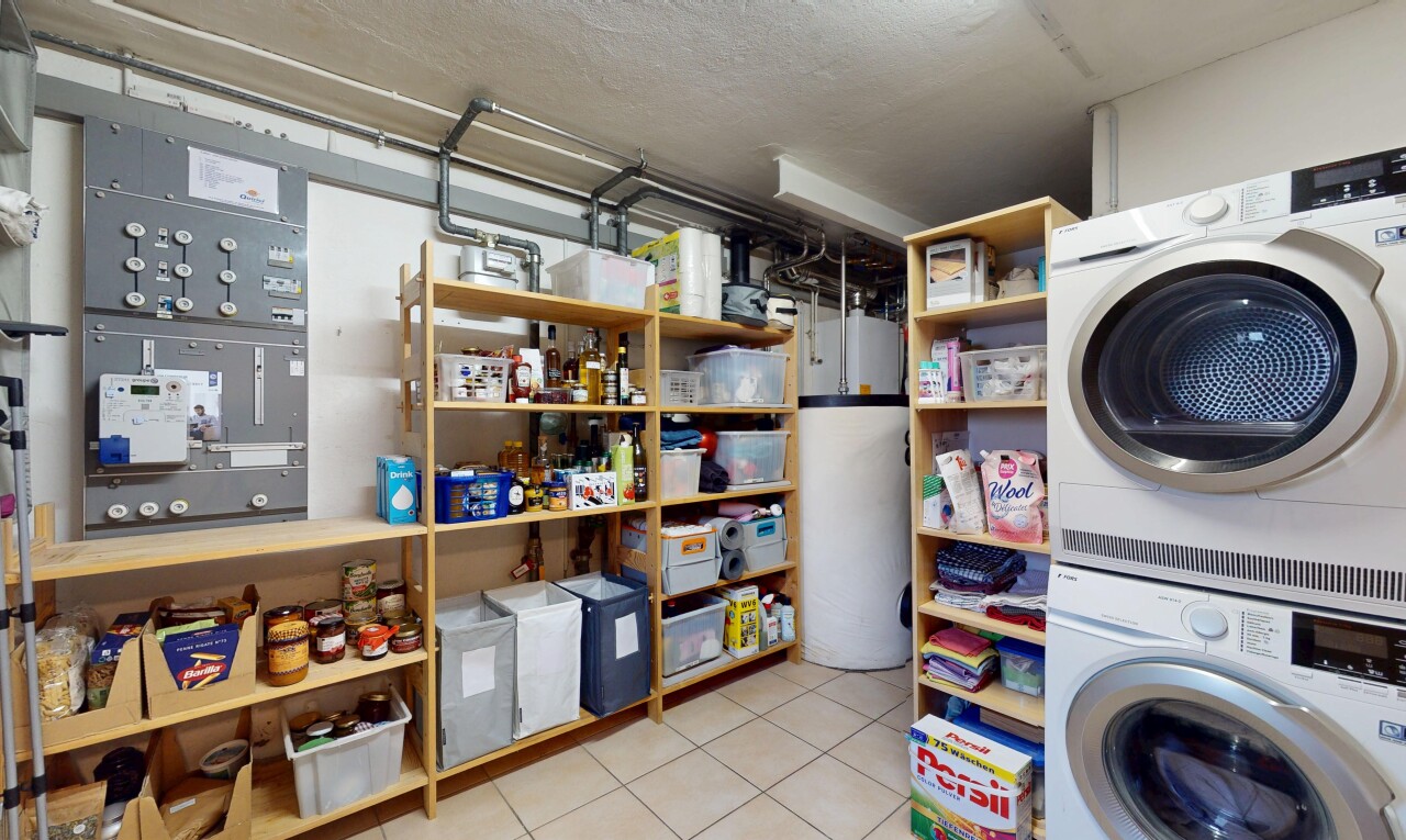 garde-manger avec lave-linge et sèche-linge superposés et chauffe-eau