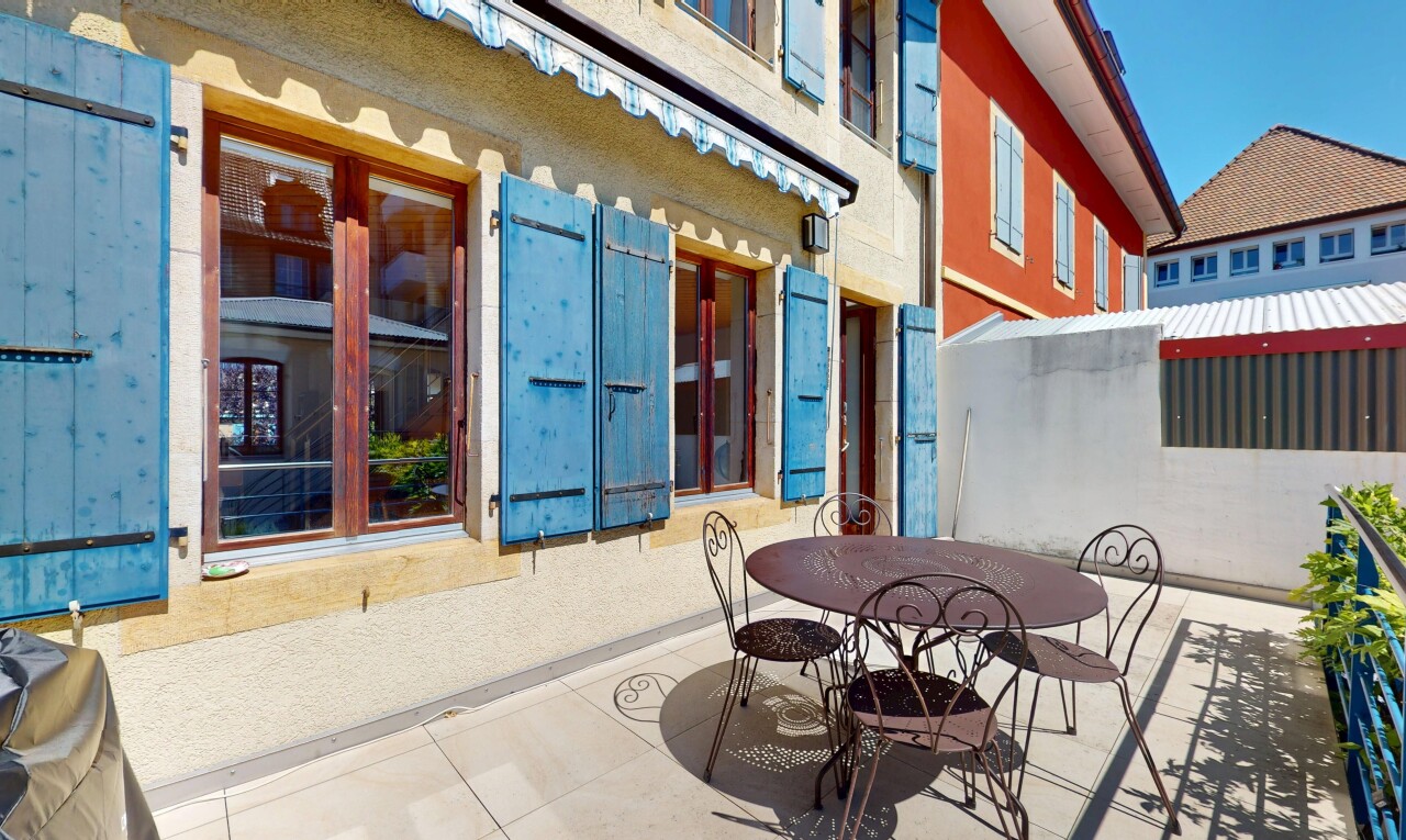 terrasse avec auvent, property visible, terrasse, et coin repas extérieur