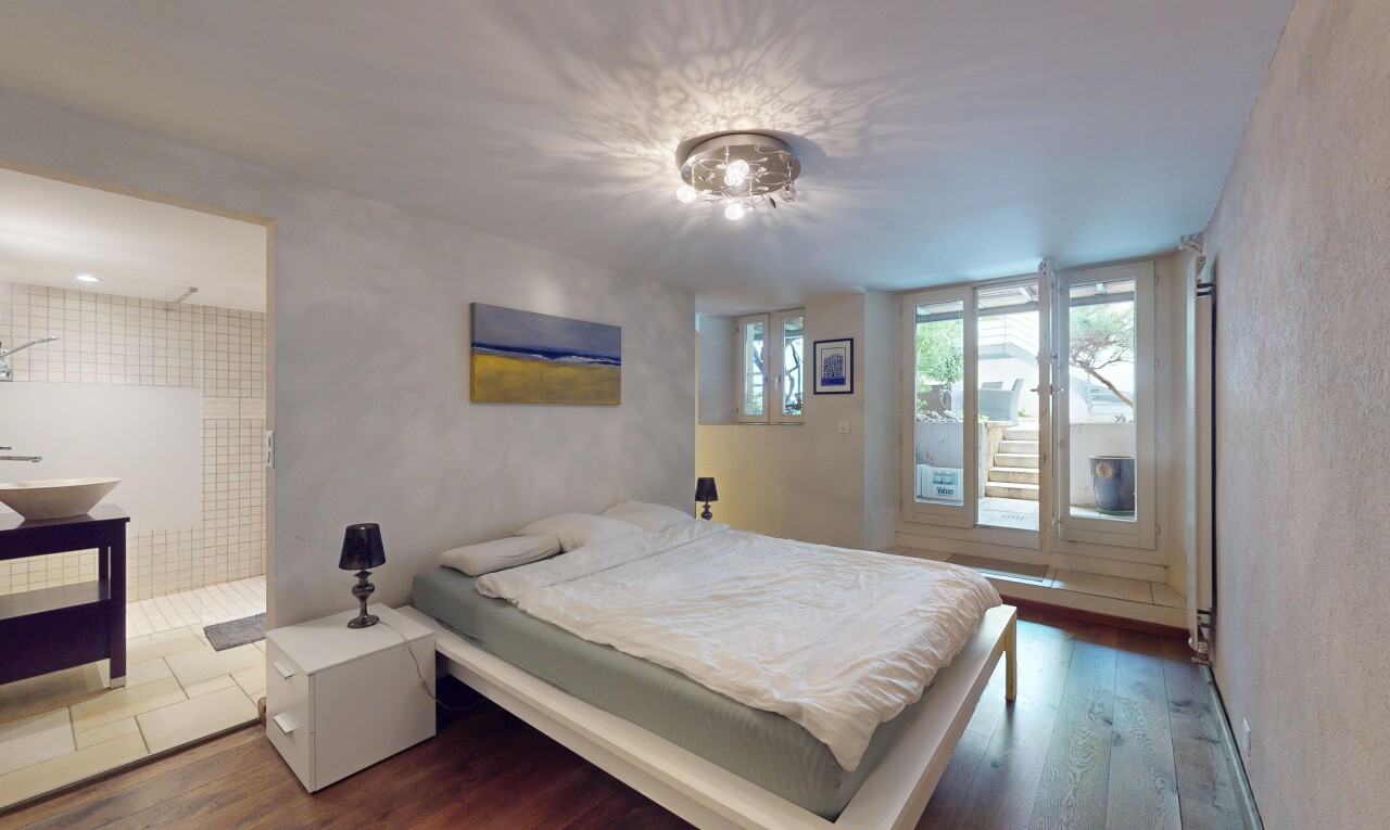chambre avec sol en finition bois, wood finish floor, inside property, lumière naturelle, et natural light